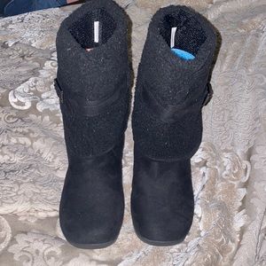 Mid calve fuzzy & suede black boots